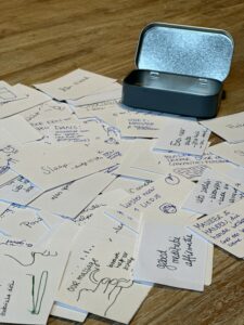 openstaand blikje met handgeschreven kaartjes verspreid over de tafel