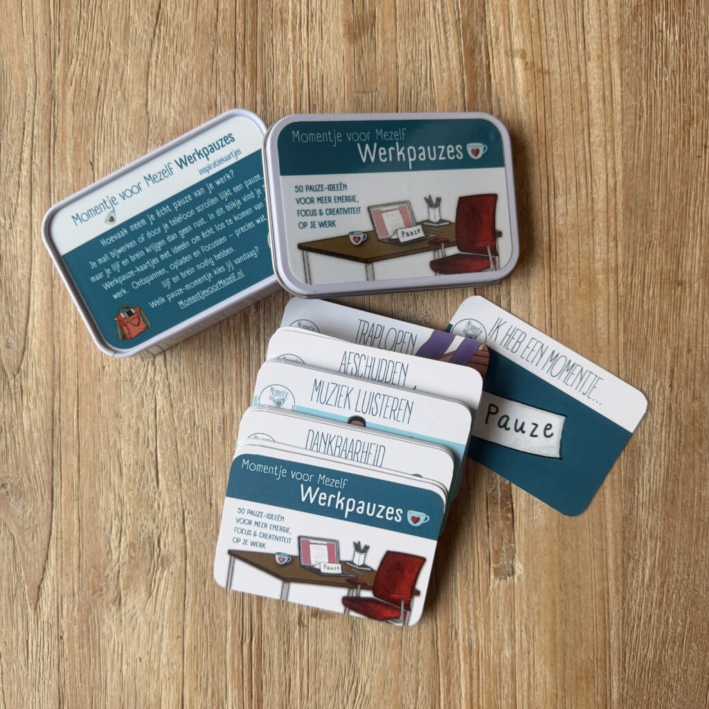 foto van het product, een blikje en de losse kaartjes